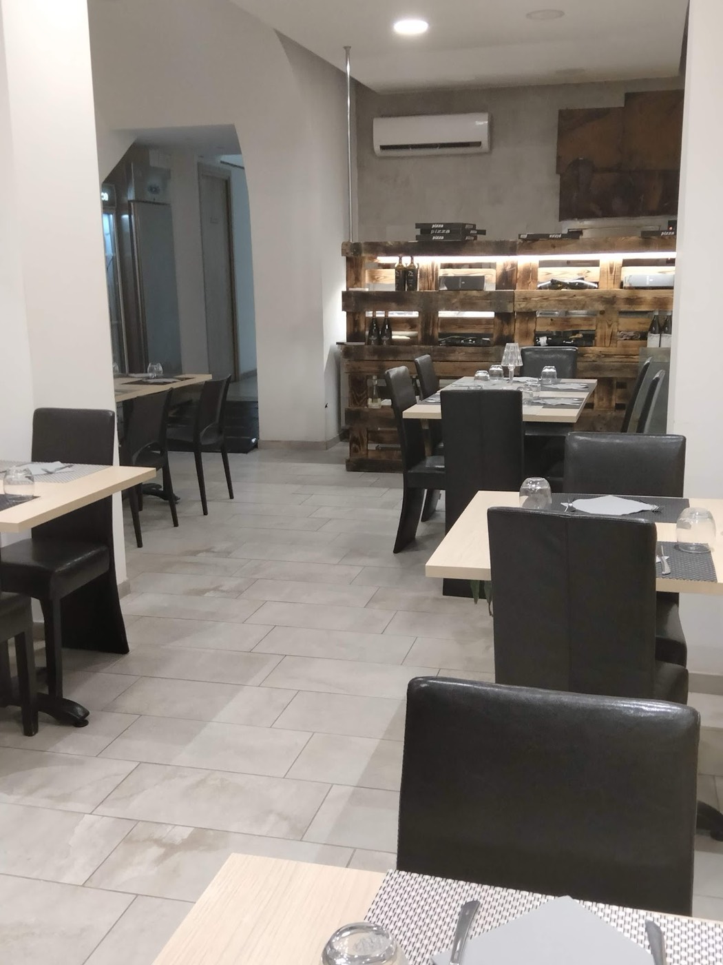 Interno del locale con il banco in legno