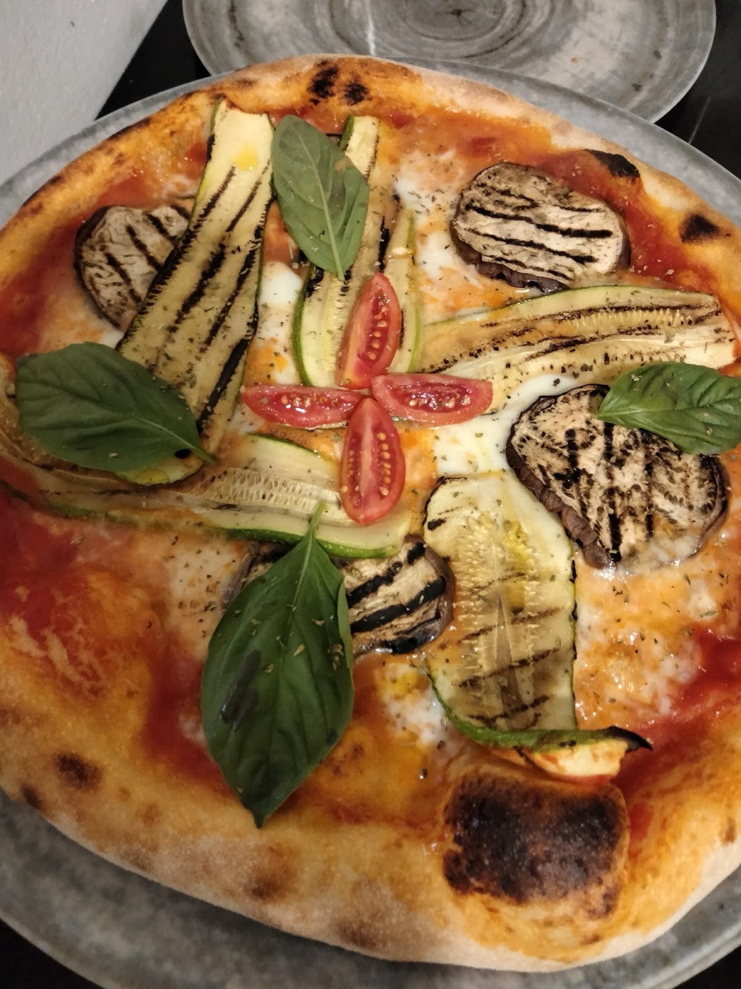 Pizza con verdure grigliate e basilico