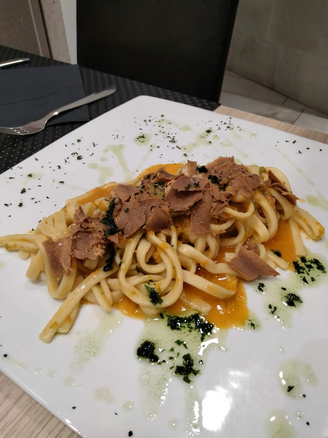 Primo di mare servito su piatto quadro